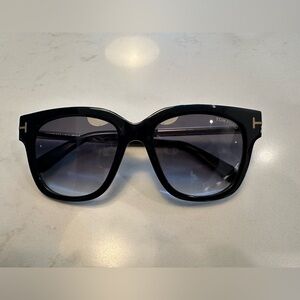Tom Ford women’s sunglasses. Timeless square style with tubular temples.
